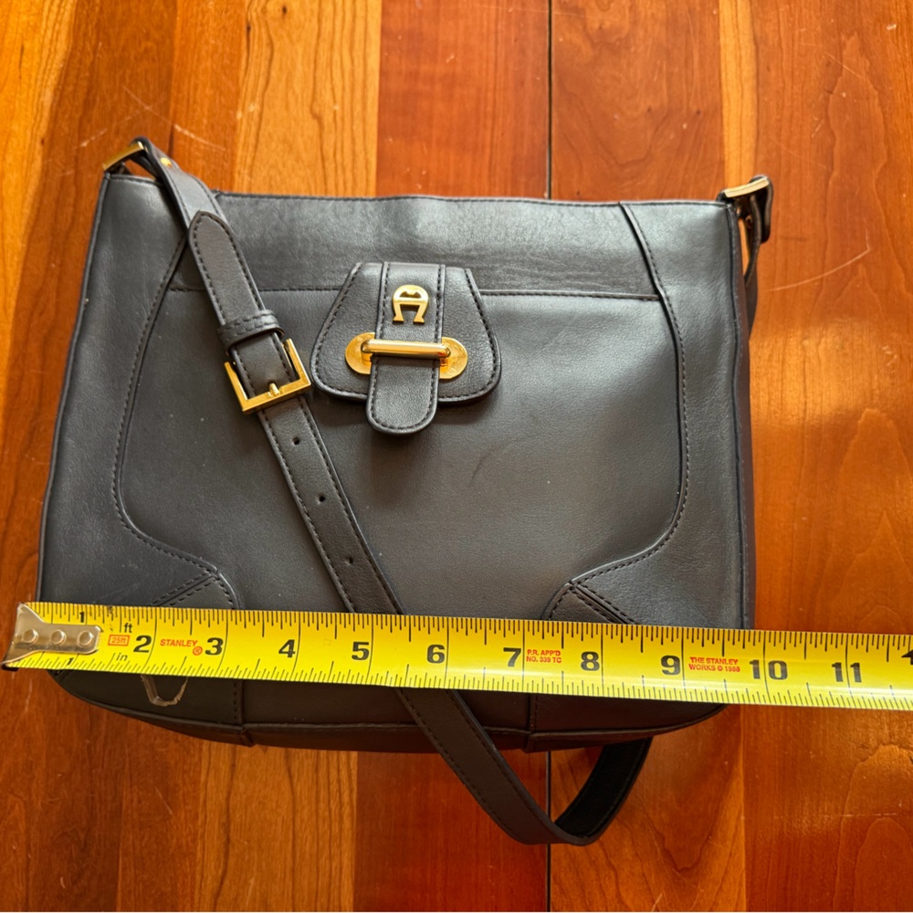 Elegant Navy Leather Shoulder Bag - Picture 2 of 15